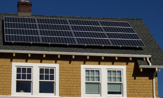 solarpanels_roof_closeup-791688